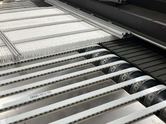 工業級の過濾システムと高出力操作のための高度なガラス繊維HEPAフィルター全自動プレート機